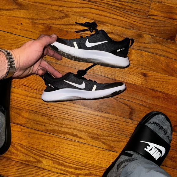 Nike running shoe - Picture 2 of 4